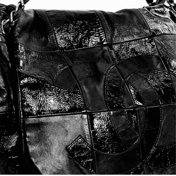 CHANEL Black lambskin and patent quilted leather CHANEL Brooklyn Bag "Retired" - Picture 12 of 16